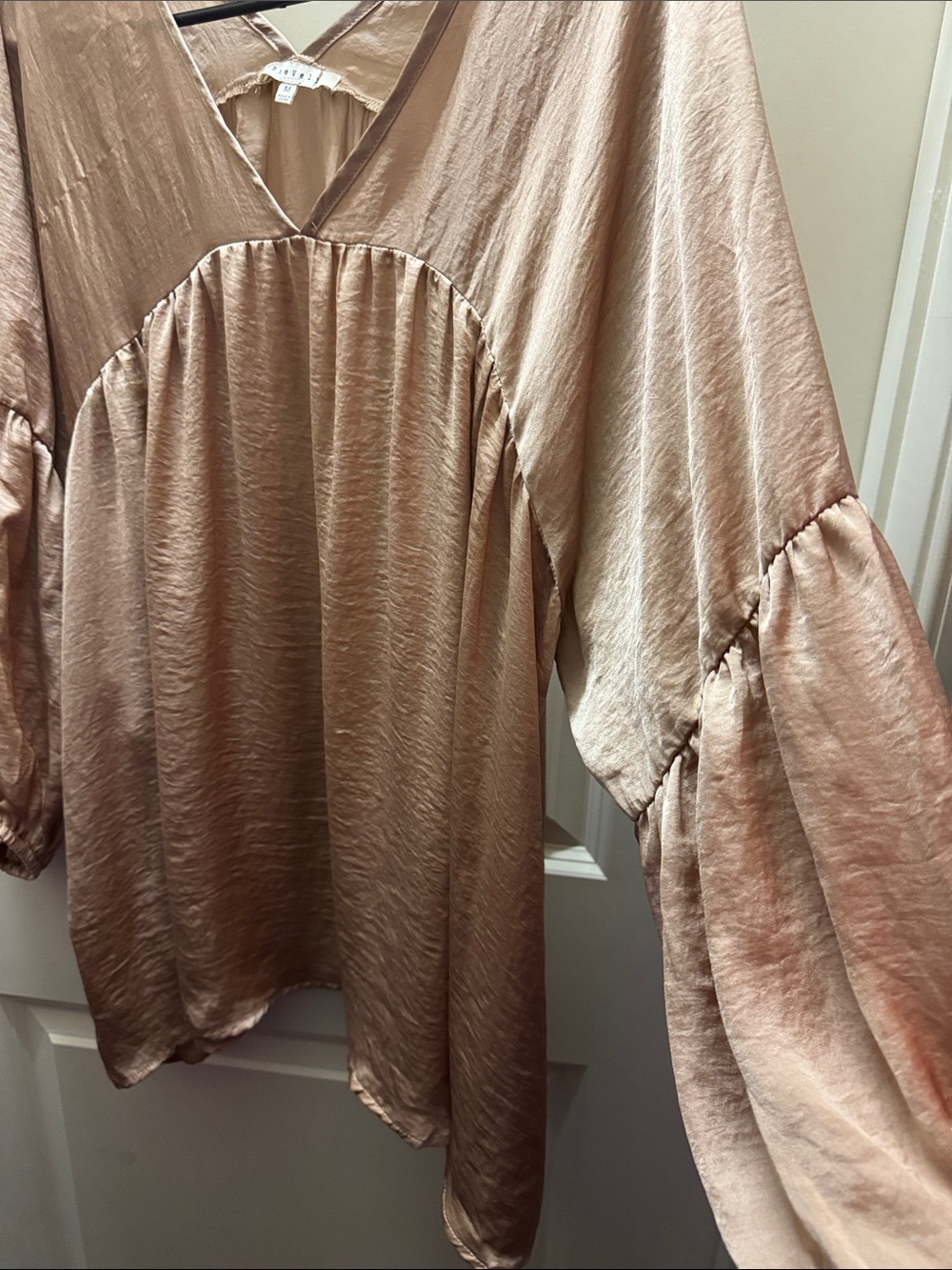 Satin V-Neck Balloon Sleeve Tunic in Blush Taupe - Picture 4 of 7